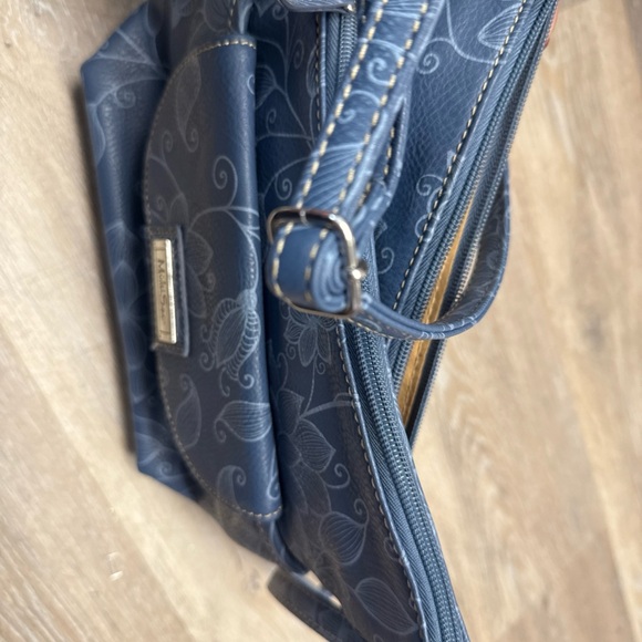 Multi-Sac Blue Tone Crossbody Bag Size 8H X 8L Leather Zipper pockets - Picture 11 of 13